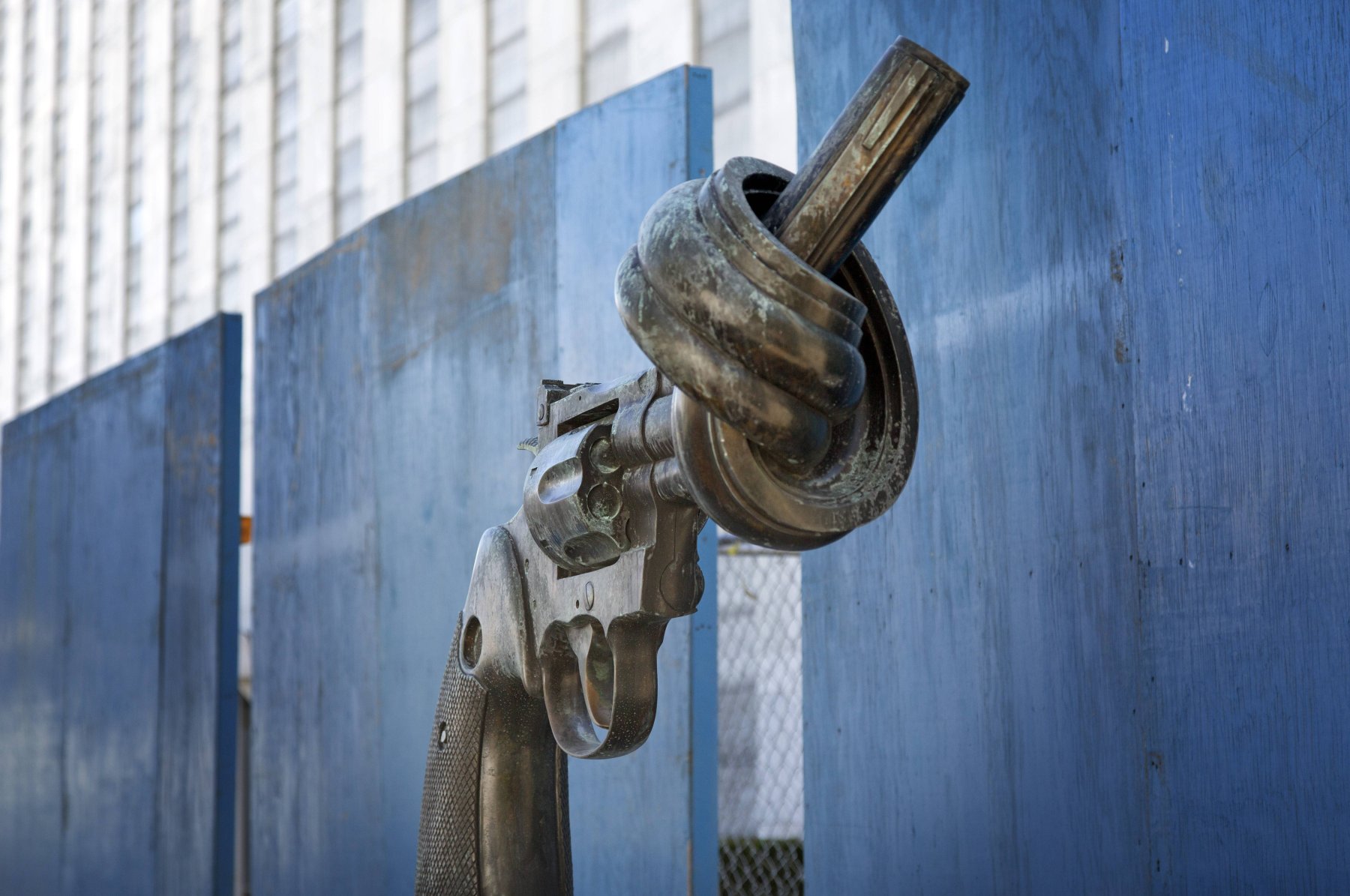 Symbol für den Frieden: Die Skulptur „Non Violence“ des schwedischen Künstlers Carl Fredrik Reuterswärd steht seit 1988 vor dem Hauptsitz der Vereinten Nationen in New York.