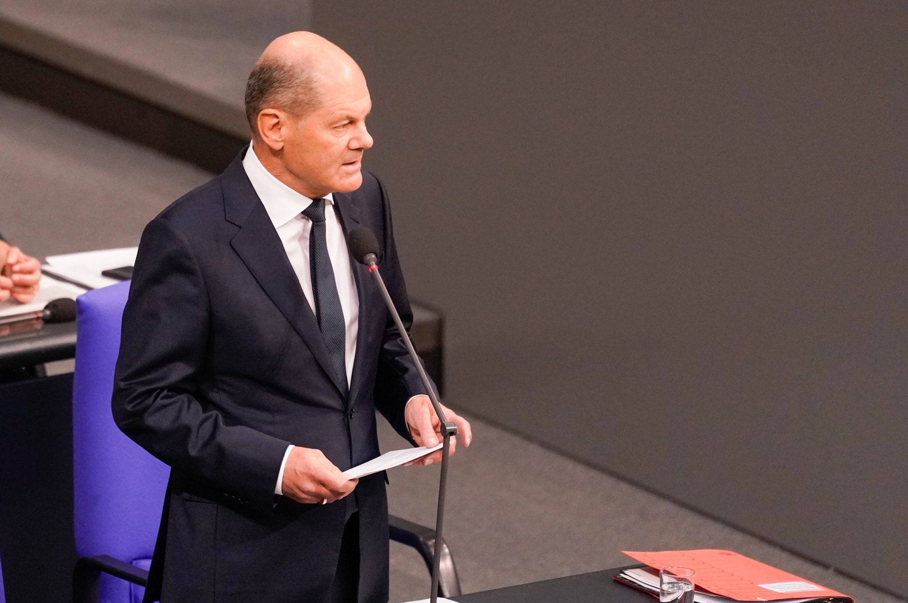 Bundeskanzler Olaf Scholz hat am Mittwoch im Bundestag die Entscheidung begründet, der Ukraine Kampfpanzer zu liefern.