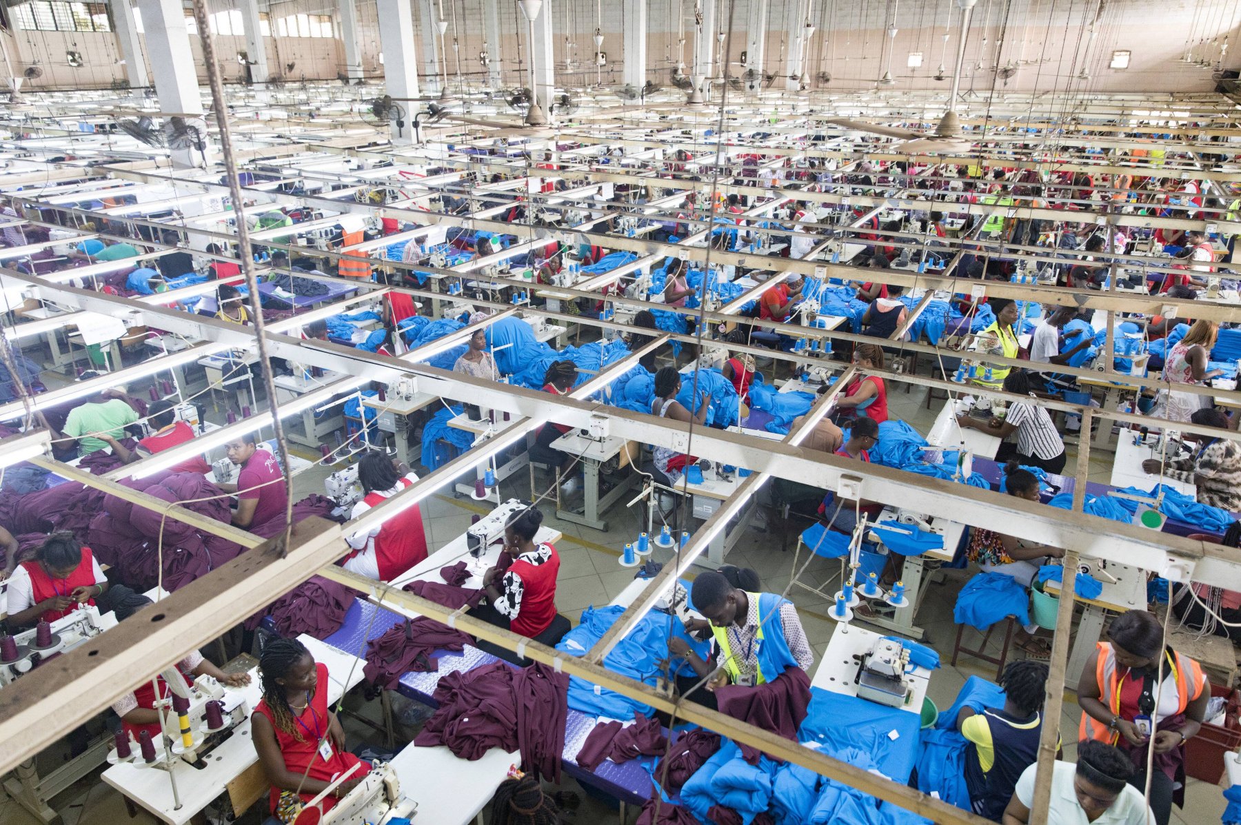Textilfabrik in Ghana: Die Frage der Lieferketten in den Mittelpunkt der Debatte zu stellen, ist richtig, sagt Bernd Lange. Er will die Globalisierung mit einem europäischen Lieferkettengesetz gerechter machen.
