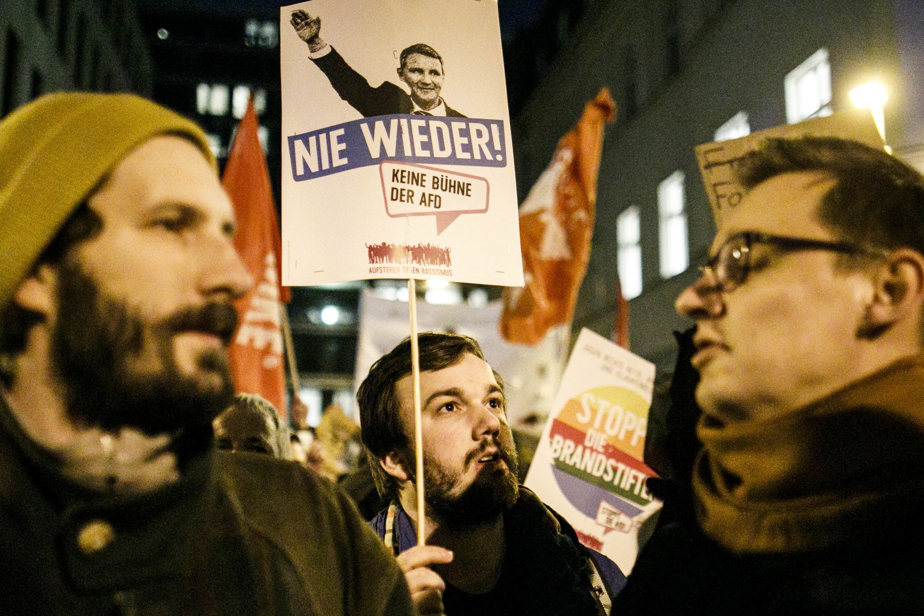 Mehr als 1.000 Menschen protestierten am Mittwochabend vor der Berliner FDP-Zentrale.