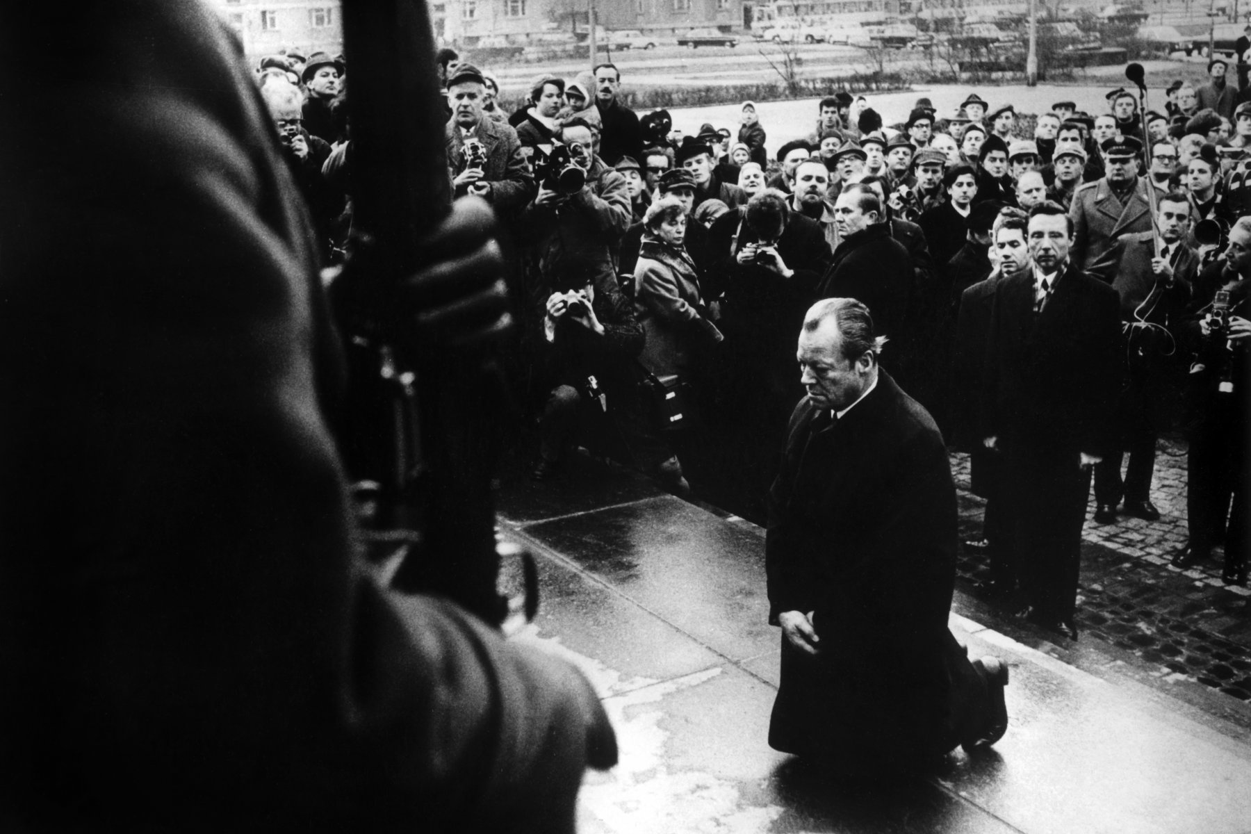 Kiefall in Warschau: Abgesehen von Begleitpersonen, dem Journalistentross und einigen wirklich Interessierten wurde nur eine Handvoll zufälliger Passanten Zeuge der Geste Willy Brandts.